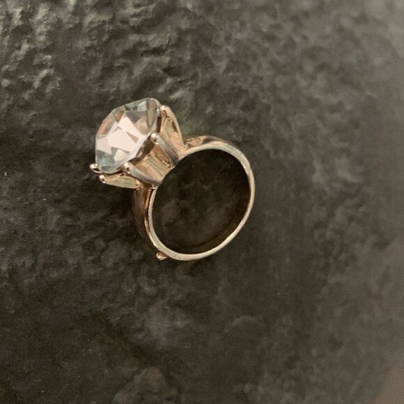 Vintage Large Vibrant Clear Crystal High-set Solitaire ring, Unmarked - Picture 4 of 5